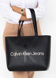 Cartera Sculpted Shopper29 Mono Negra de Calvin Klein