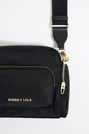 Bolso cruzado negro mediano con múltiples bolsillos