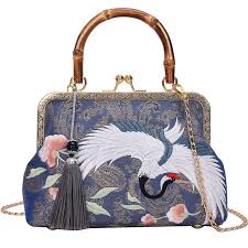 Bolsos de Concha Bordados en Jacquard